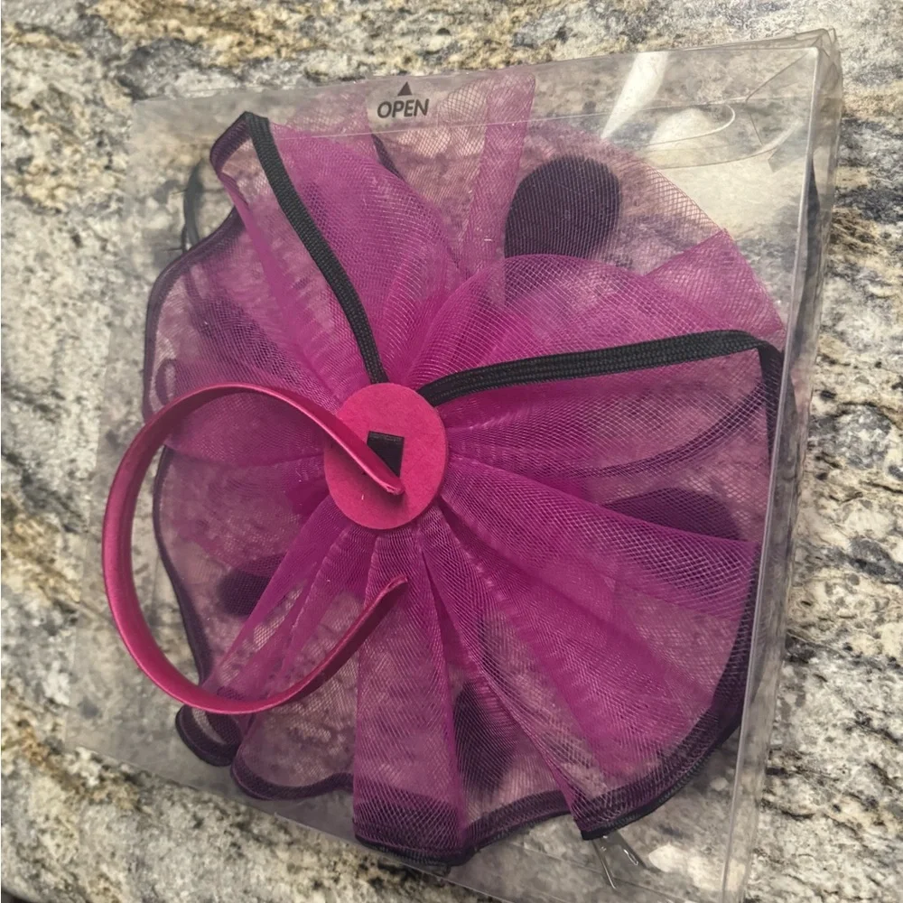 Chic Fuchsia Fascinator with Black Details - Picture 6 of 6